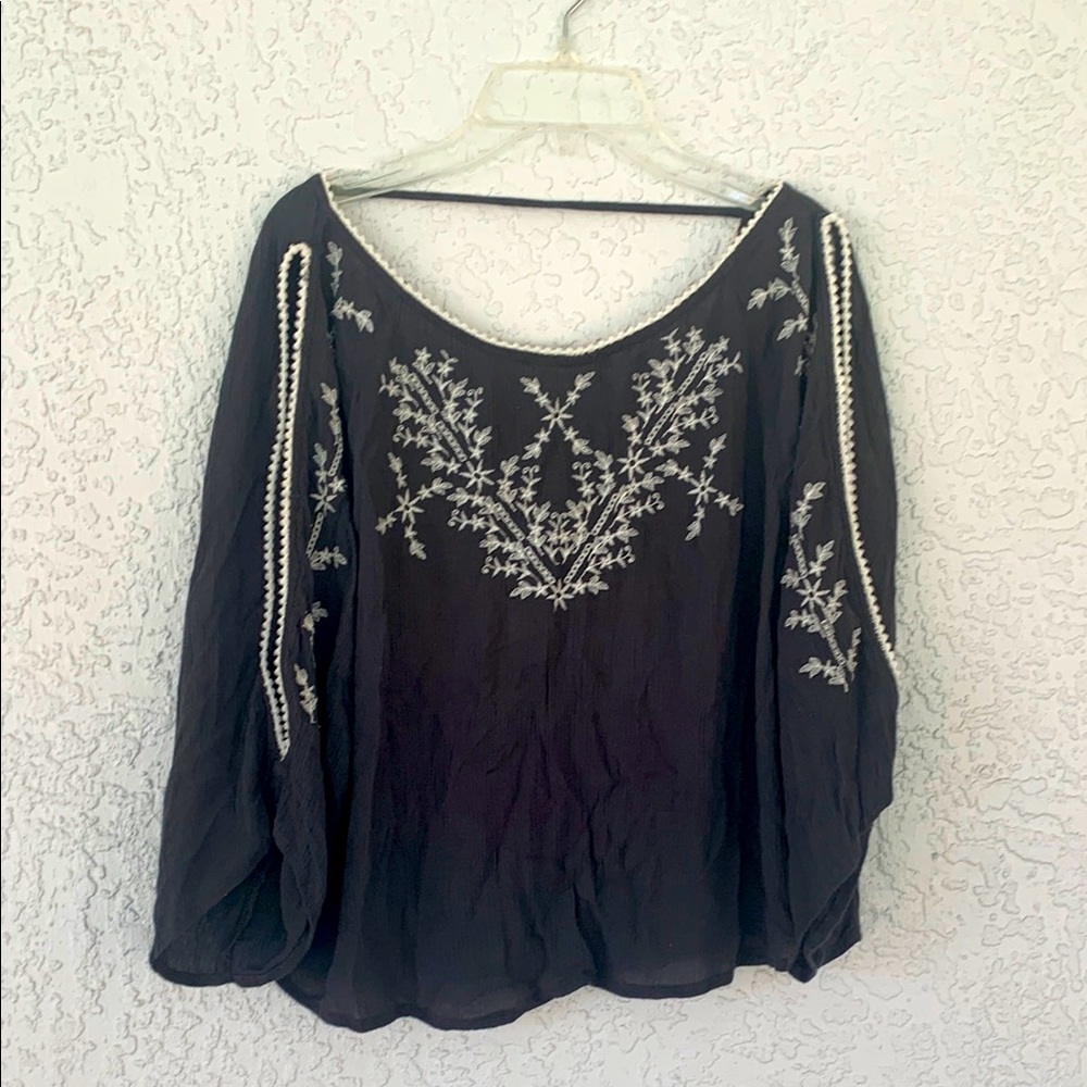 Hollister Embroidered top with open back and sleeves size M